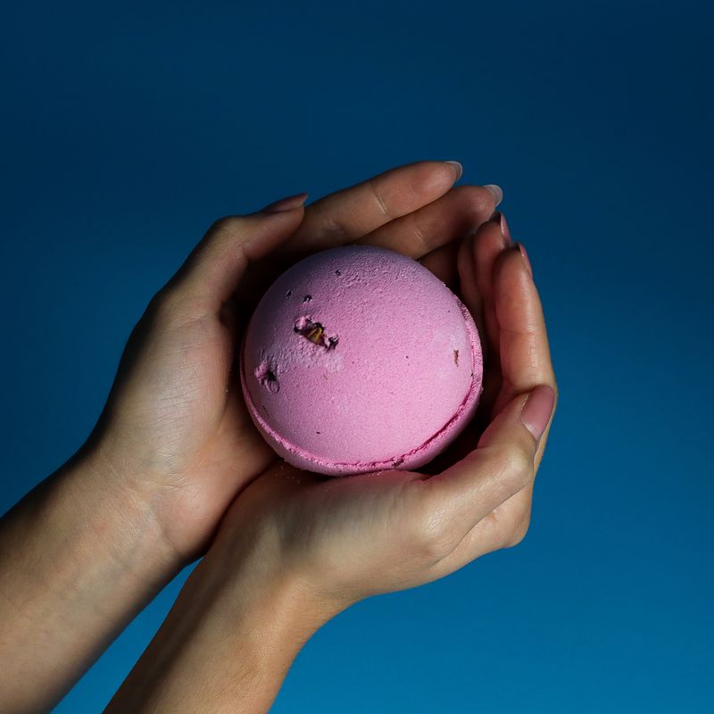 Rose & Petals Bath Bomb 180g - White Label