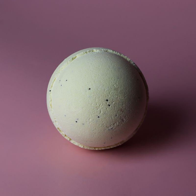 Simply Vanilla Bath Bomb 180g - White Label