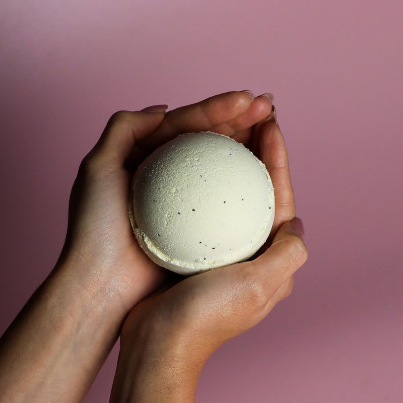 Simply Vanilla Bath Bomb 180g - White Label